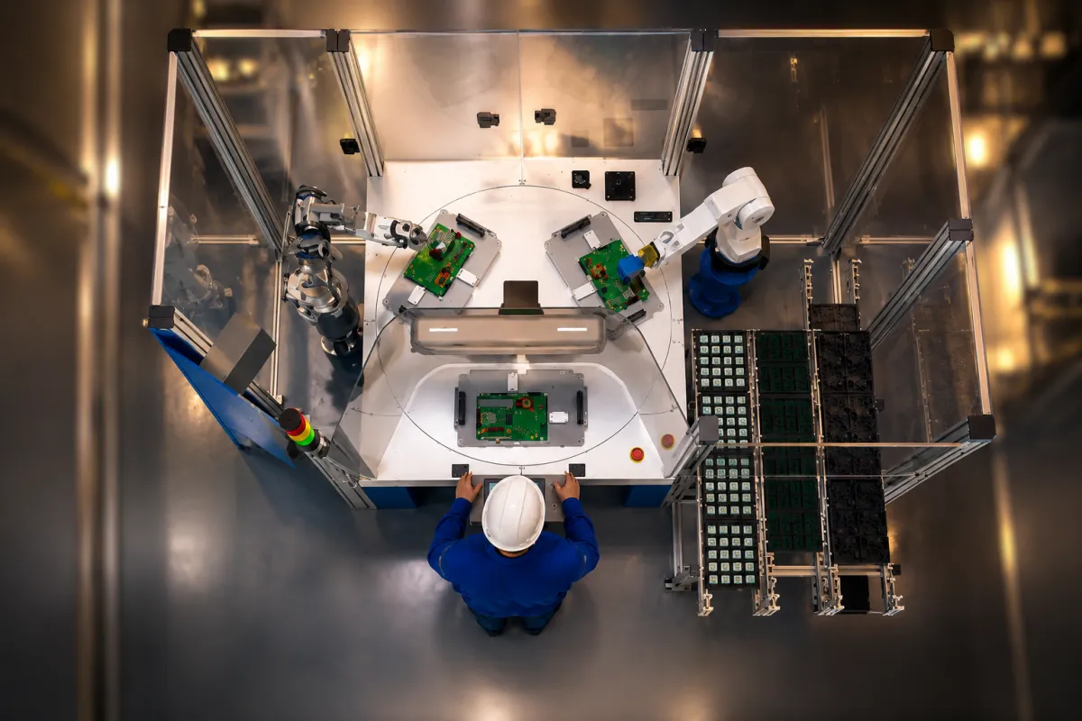 Robotické systémy a pracoviská - GRATUBE - fotografia 1